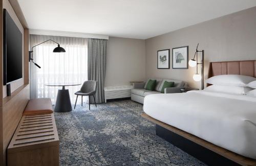 Maryland Heights Hotel | Sheraton Westport Lakeside Chalet