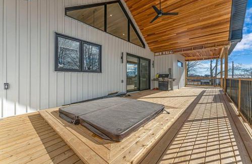 Sherkston Villa | Sherkston Oasis - Hot Tub Soaks & Luxurious Escape