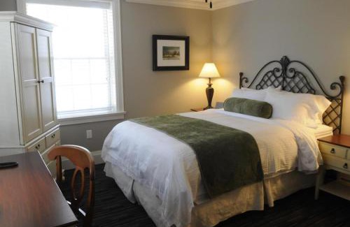 Port Carling Hotel | Sherwood Inn