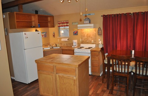 Gordonville House | Sherwood Oaks Lodge Sleeps 4-5.