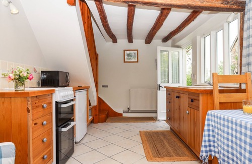 Hemyock Cottage | SHILLINGS COTTAGE, pet friendly, with pool in Hemyock