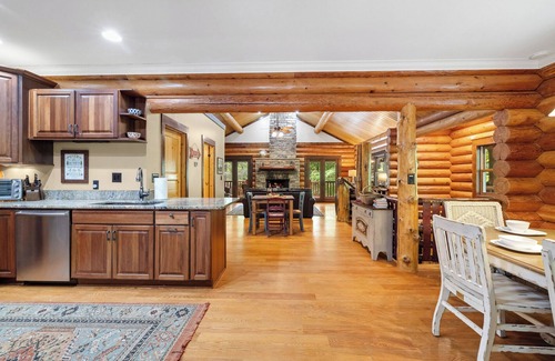 Ellijay Cabin | Shine on the Cartecay Hot Tub + Game Room Hammocks & Fire Pits
