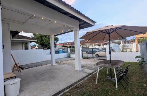 Taman Kota Masai House | Shines GuestHouse 3Br with Outdoor Chilling