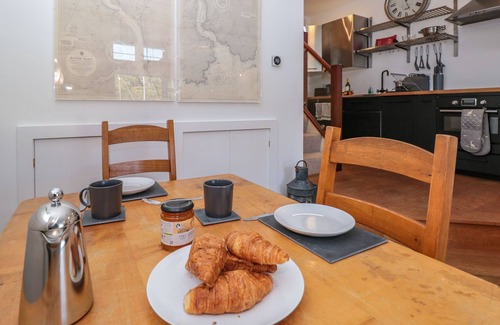 Brixham Cottage | SHIPWRIGHTS, romantic, with a garden in Galmpton, Torbay