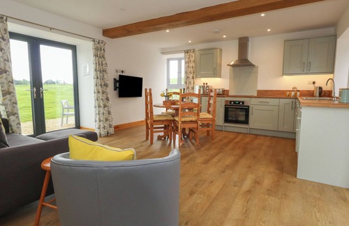 Sturminster Newton Cottage | SHIRES REST, pet friendly, with hot tub in Sturminster Newton