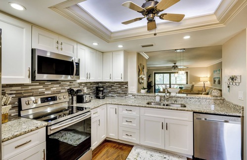 Biggar Condo | Shop, Dine & Unwind Poolside: Fort Myers Retreat!