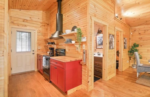 Fairfield Beach Cabin | Shoreline Shadows Log Cabin with NEW Hot Tub!