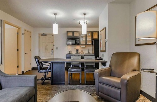 West Des Moines Resort | Short Distance From Jordan Creek Town Center Family Suites with Full Kitchens