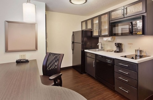 Mount Laurel Hotel | Short Drive from Battleship New Jersey! Kitchen, FREE Parking, Pets Allowed!