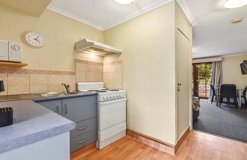 Newnham Apartment | Short drive to the Launceston CBD
