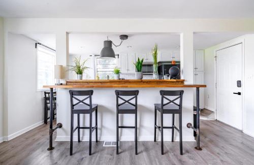 Victorian Village Apartment | Short North Convention Private Parking Pets!