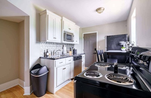 Victorian Village House | Short North - Convention - Private Parking - Pets
