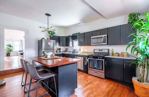 Italian Village House | Short North – King Bed – Parking Free – Convention