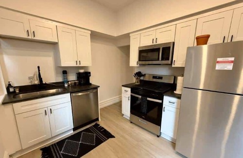 Victorian Village House | Short North - King Bed - Convention - Free Parking