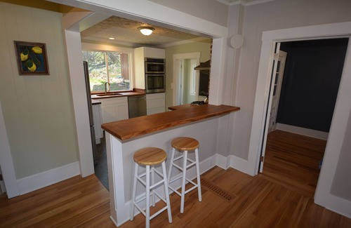 East End - Valley Street House | Short Walk Downtown - Stylish and Bright - Private Hot Tub
