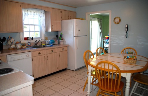Eastward Look House | Short walk to Scarborough Beach! Immaculate with A/C