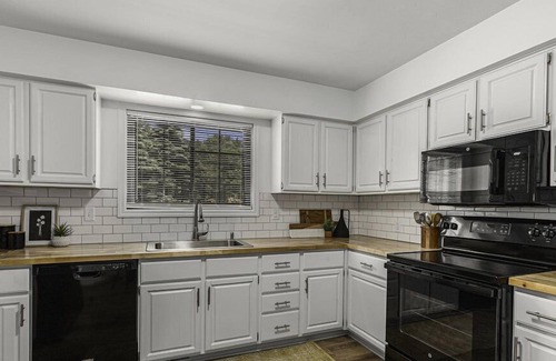 Forest Hills Condo | Side by side duplex w/ private driveway, yard and easy access to everything