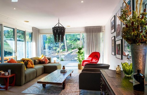 Castlemaine House | Signature Accommodation Montez House Pool Retreat