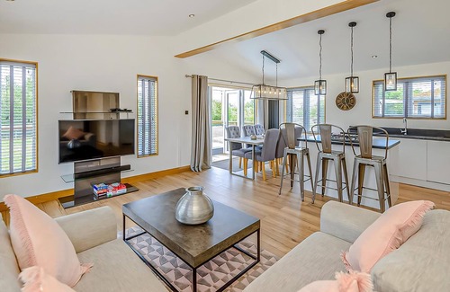 Newbury Ski Chalet | Signature Spa Six Pet