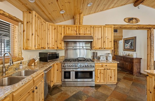 Fox Farm House | Silver Fox Resort. Jacuzzi Tub. BBQ. Games