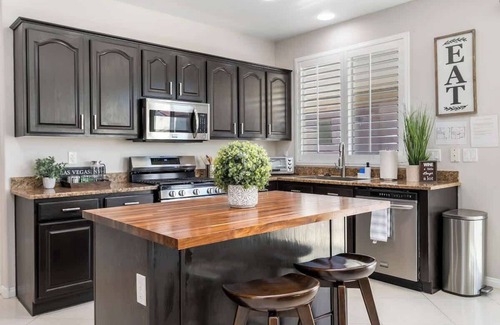Paradise Hills House | Silver Star Getaways 4B3BA 3000sqft+ pool + loft