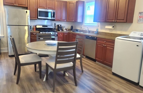 Hartford Apartment | Simple and Relaxing Urban Condo Near Everything