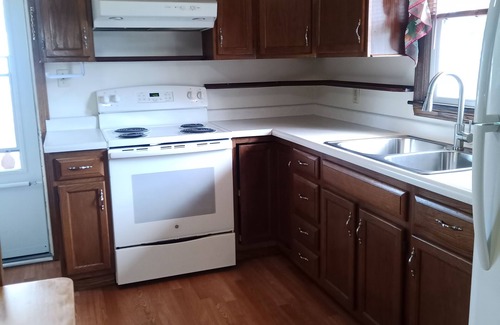 Youngstown House | Simple Stay for Family and Friends, 2-bedroom upstairs apartment in Boardman.