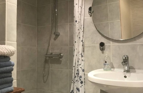 Ellewoutsdijk Apartment | Simple vacation home by the sea, 10 minutes by car from Kaloot beach (dogs allowed)