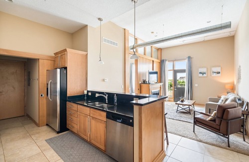 West Des Moines Apartment | Simplicity Loft w/Large Balcony