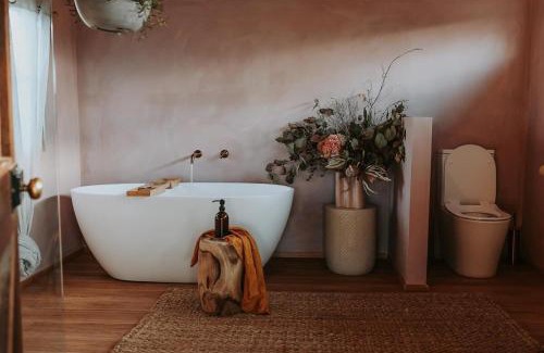 Ross Ski Chalet | Simplistic Luxury Cottage, Ross