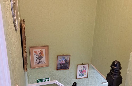 Seven Kings House | Single Bedroom London Seven Kings train station with shared bathroom