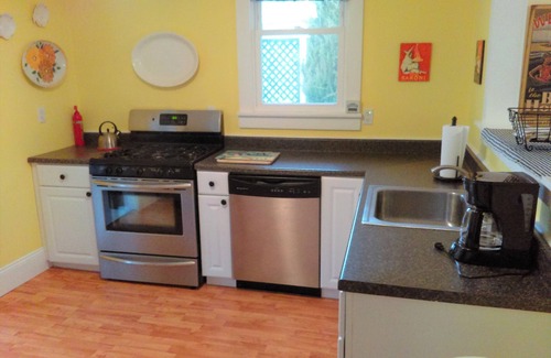 Gardens Cottage | Single cottage in the Gardens - walk to the beach and boardwalk