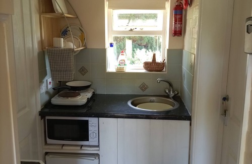 East Tisted Bed & Breakfast | Single Ensuite at Flossie's B&B