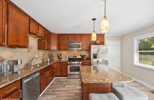 Schaumburg House | Single Family home in Schaumburg, IL 3 bed/2 full baths/fully fenced backyard