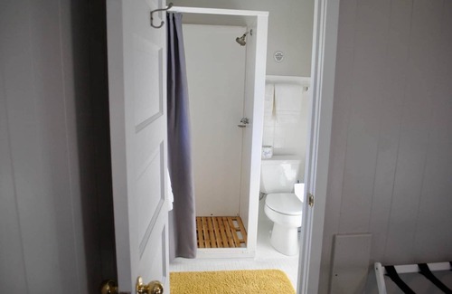 Mount Horeb Hotel | Single Full Room at The Little Village in Mount Horeb