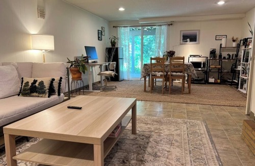 Shoreline House | Single level 1-bedroom house, king bed, parking - NOT Active on Vrbo