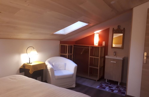 Saint-Leon-sur-Vezere Bed & Breakfast | Single rooms with shared kitchen and bathroom.