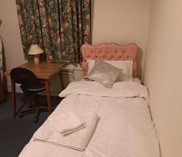 Seven Kings House | Single Room- Goodmays Train station- London