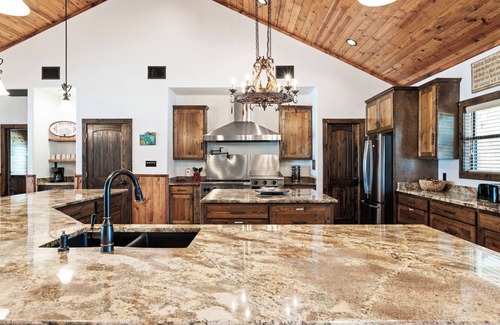 Concan House | Single story | River access included | Swimming pool & hot tub