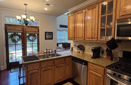 Oxford Condo | Sippin by the Square- 3 bed Condo 1 block from The Square & 1 Mile to Grove !