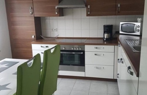 Hohn House | Sips house rental - House, shower and bath, toilet, 2 bedrooms