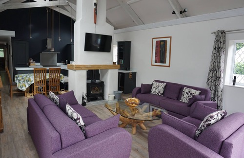 Slapton House | Situated in a quaint village-walking distance to Slapton Sand Beach & Ley