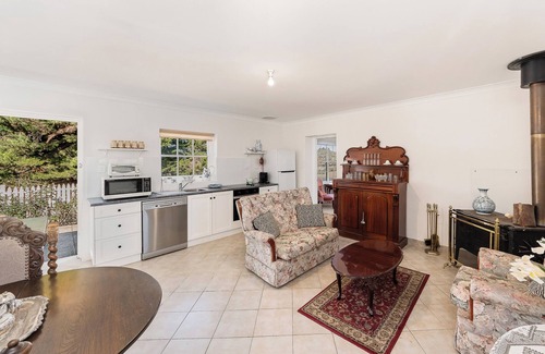 Mount Barker Cottage | Situated in the Town Centre, 30 Min To Adelaide, 10 min to Historic Hahndorf