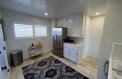 Wilshire Montana House | Six blocks to the Pacific Ocean!
