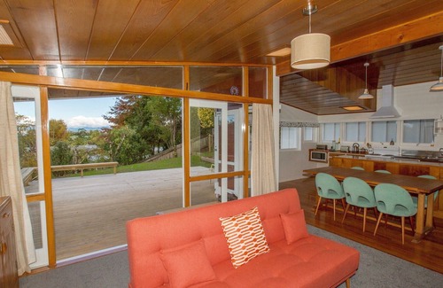 Kuratau Cottage | Sixties Cedar Bach - Kuratau Holiday Home