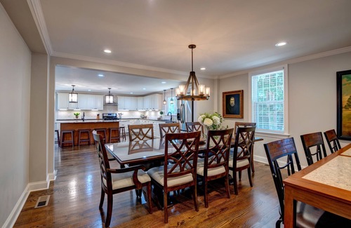 Sennett House | Skaneateles Pet friendly 6 bed 6 bath on Main St very close to downtown center