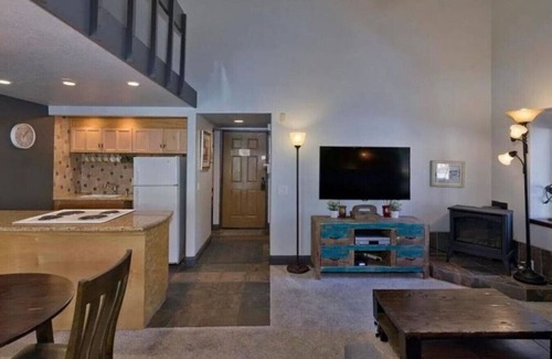 Mammoth Lakes Cabin | Ski Cabin - Steps to Mammoth Village!