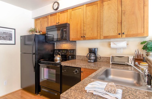 Four O'Clock Condo | Ski-In. 3 Blocks To Town. Hot Tub. Private Deck.