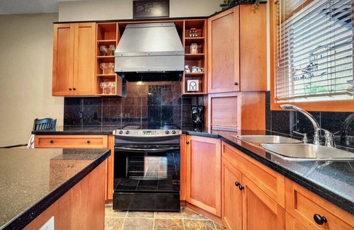 Big White Ski Resort House | Ski in/out!4 bdrms,Blacksmith Lodge,views,heated garage,internet,8 pers hot tub