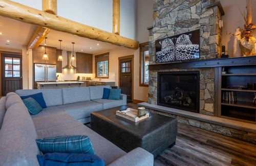 East Kootenay House | Ski In & Out Right from your Private Hot Tub
